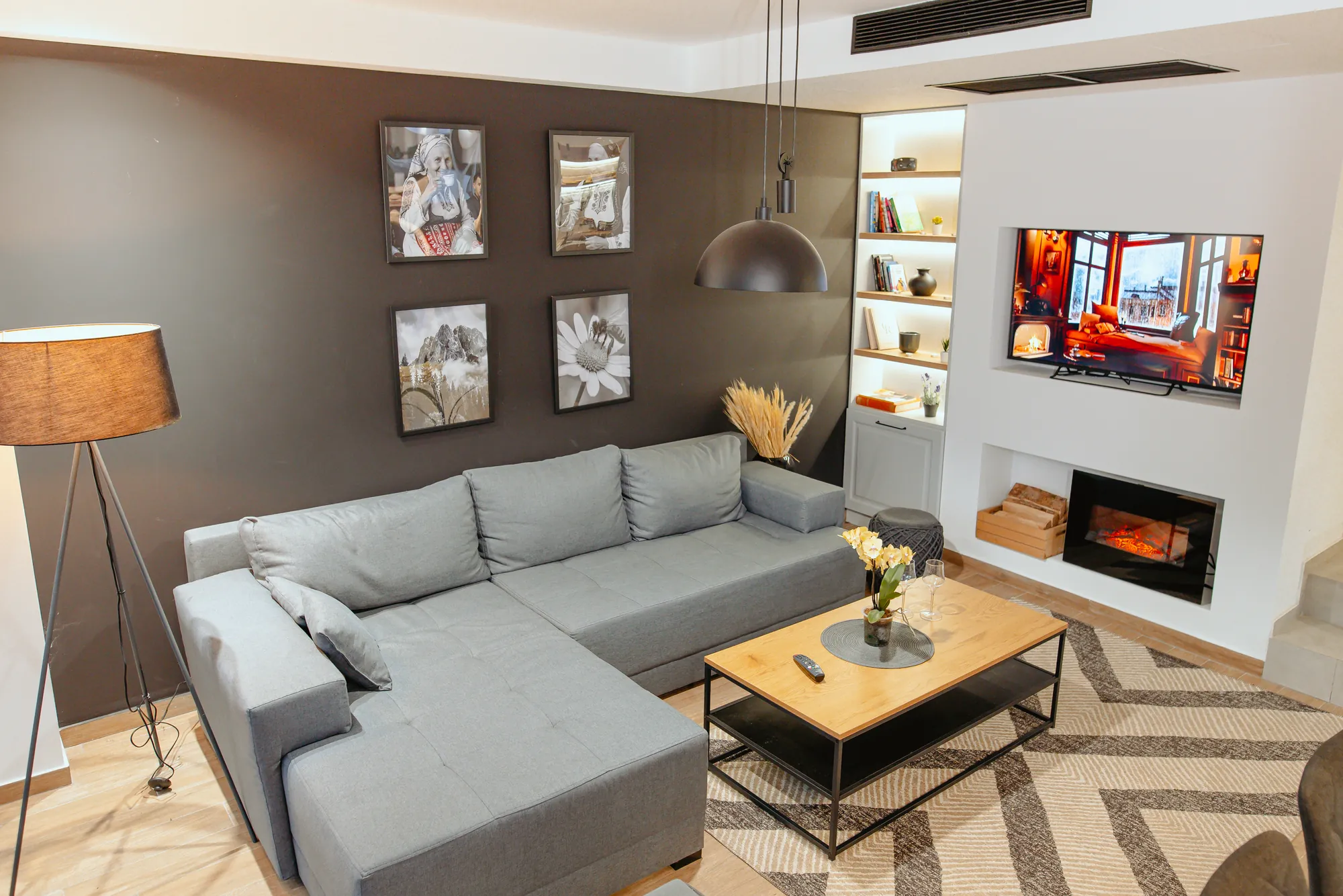 Sofa i podna lampa u dnevnoj sobi