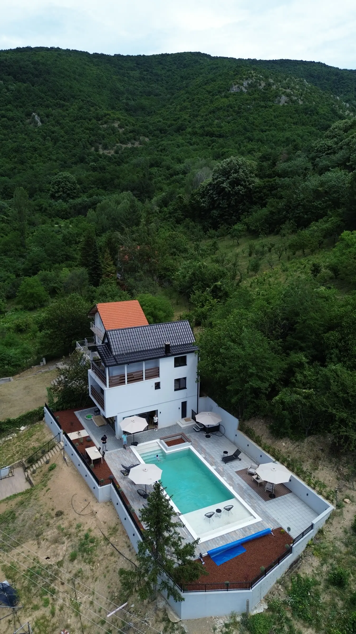 Imanje okruženo šumom