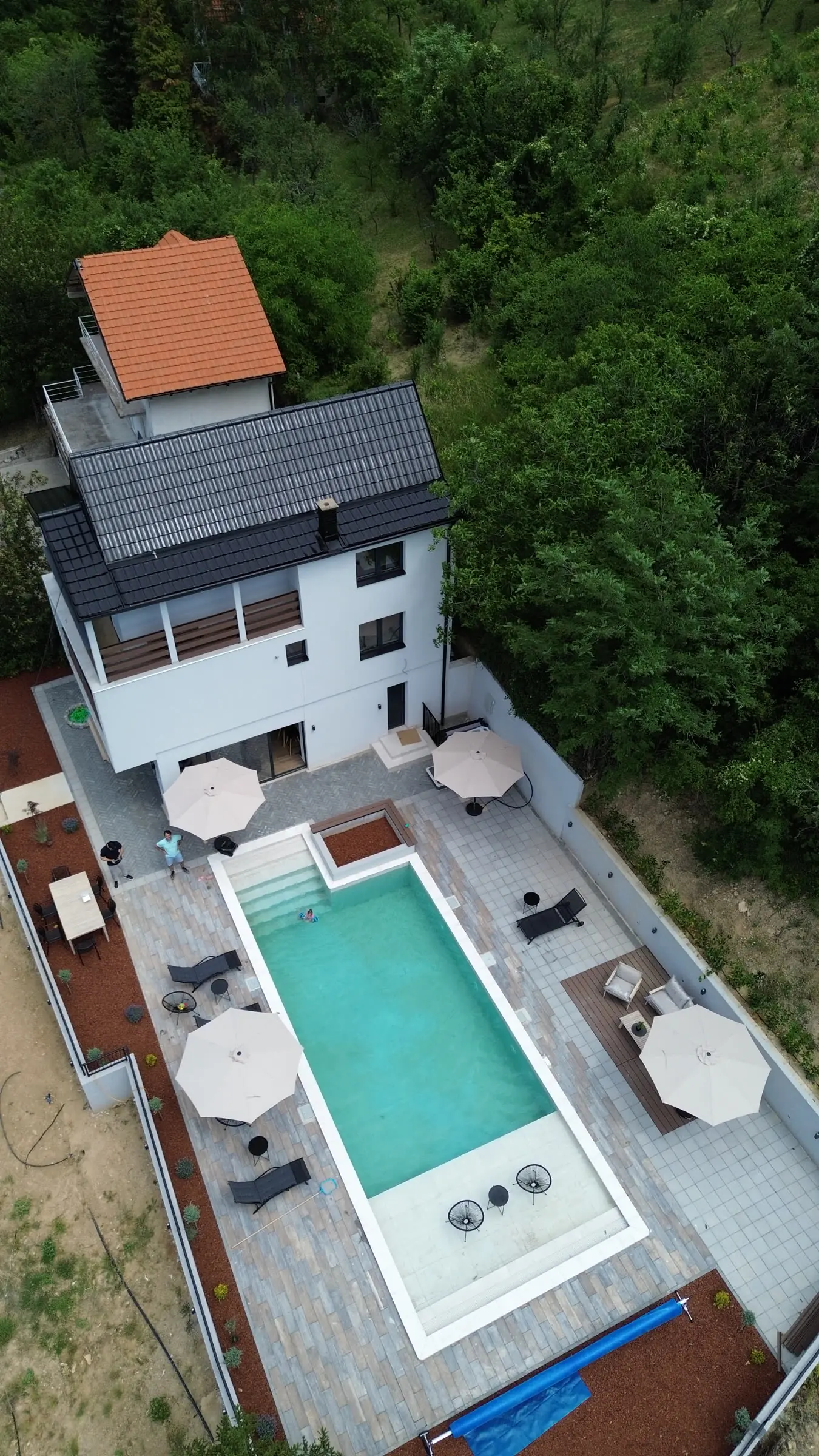 Vila i bazen iz vazduha